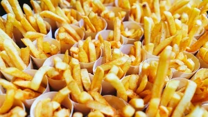 Frytki inne niż wszystkie. Ziemniaki pokrój w słupki i wrzuć do słoika