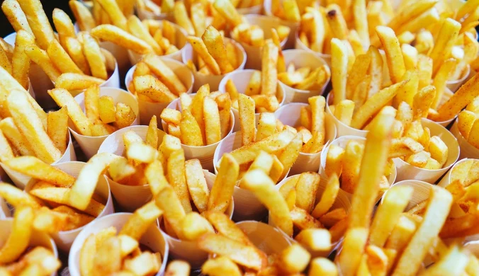 Frytki inne niż wszystkie. Ziemniaki pokrój w słupki i wrzuć do słoika