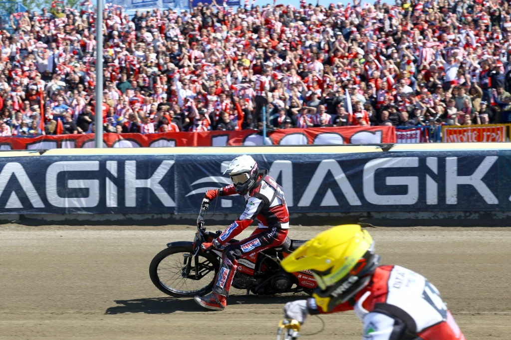 Kai Huckenbeck w białym kasku. W tle kibice Polonii Kai Huckenbeck w białym kasku. W tle kibice Polonii