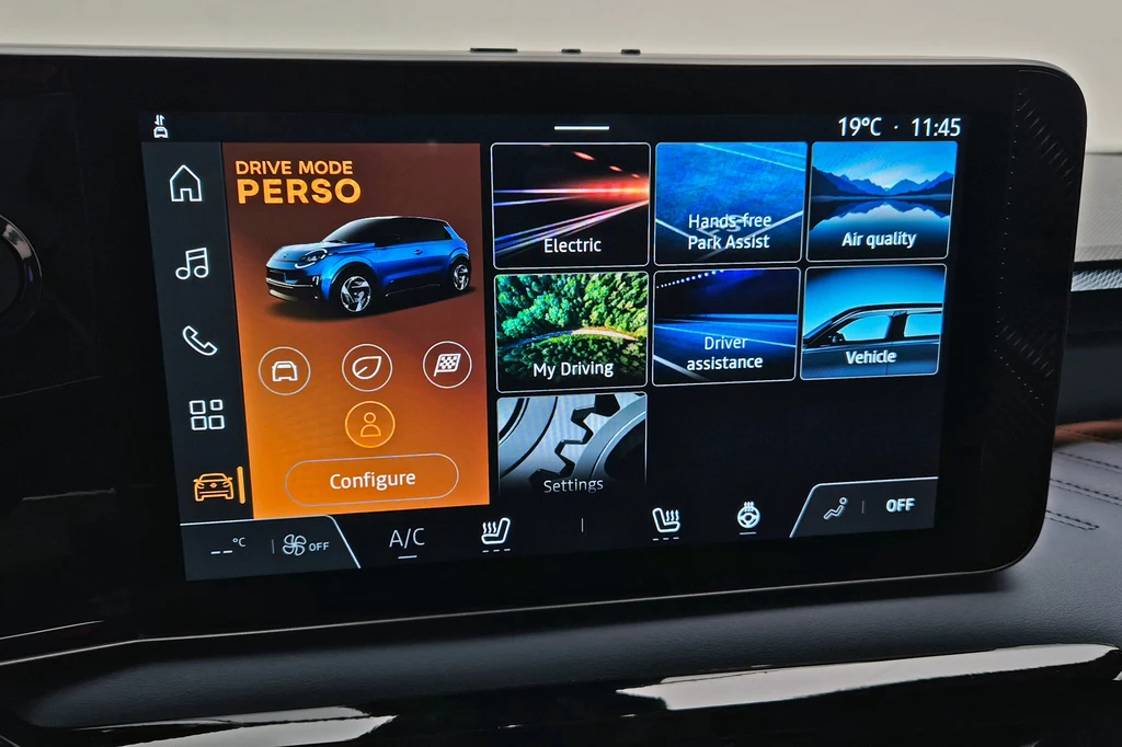 Nissan Micra Cyfrowy wyświetlacz samochodowy z różnymi opcjami konfiguracji pojazdu, w tym wyborem trybu jazdy, funkcją parkowania, jakością powietrza oraz asystentem kierowcy. Widoczna jest ikona pojazdu i menu ustawień.