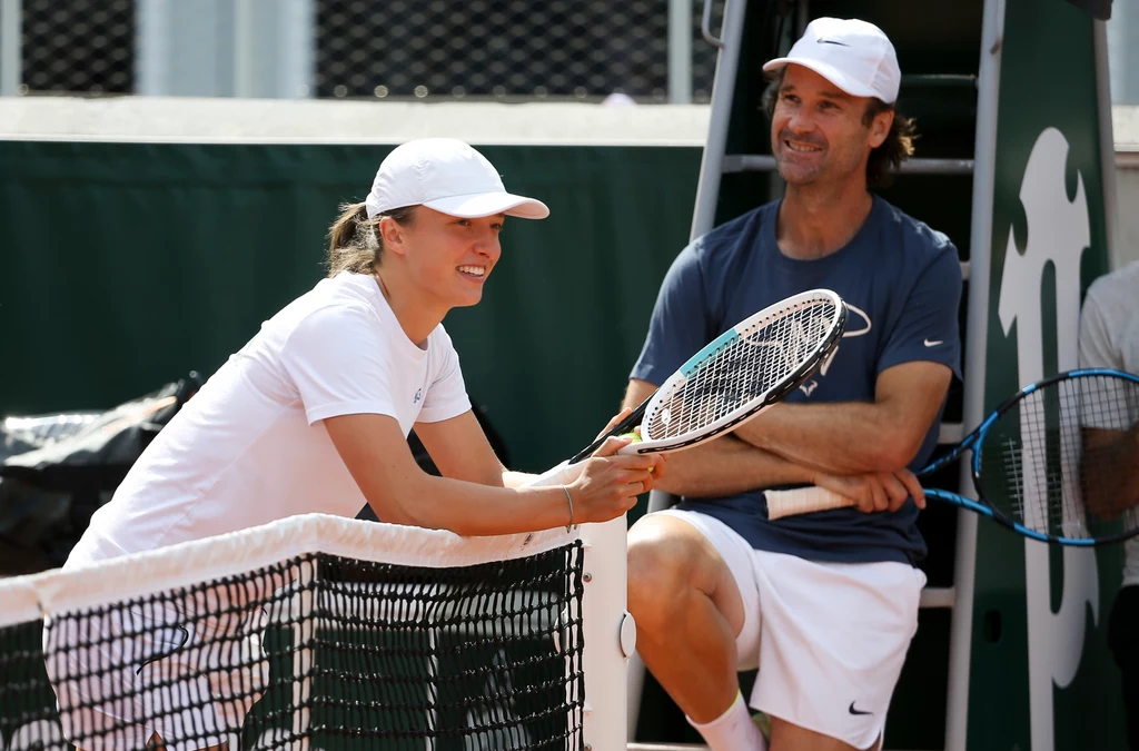 Carlos Moya i Iga Świątek podczas treningu Rafaela Nadala przed Rolandem Garrosem 2021, 29.05.2021 r. Carlos Moya i Iga Świątek podczas treningu Rafaela Nadala przed Rolandem Garrosem 2021, 29.05.2021 r.