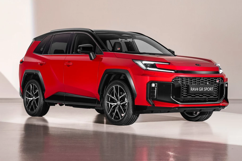 Toyota RAV4 dostępna będzie również w wersji GR Sport Czerwony SUV Toyota RAV4 GR Sport zaparkowany na gładkiej powierzchni, widok z boku. Samochód ma wyraziste linie nadwozia i nowoczesny wygląd.