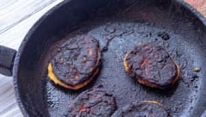Daj to na przypaloną patelnię i poczekaj 5 minut. Będzie czysta jak łza