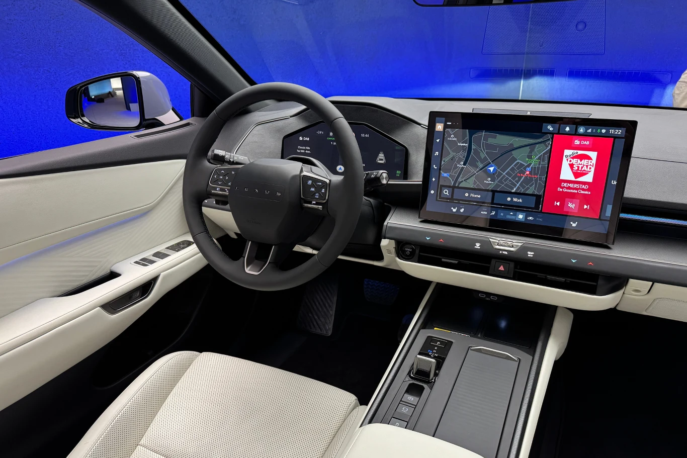 Wnętrze Lexusa ES jest minimalistyczne, ale przemyślane i intuicyjne. Nowoczesne wnętrze samochodu z kierownicą, cyfrowym wyświetlaczem za kierownicą oraz dużym ekranem dotykowym po prawej stronie, na którym widać mapę nawigacji i menu systemu multimedialnego; jasna tapicerka i minimalistyczna deska rozdzielcza podkreśla...