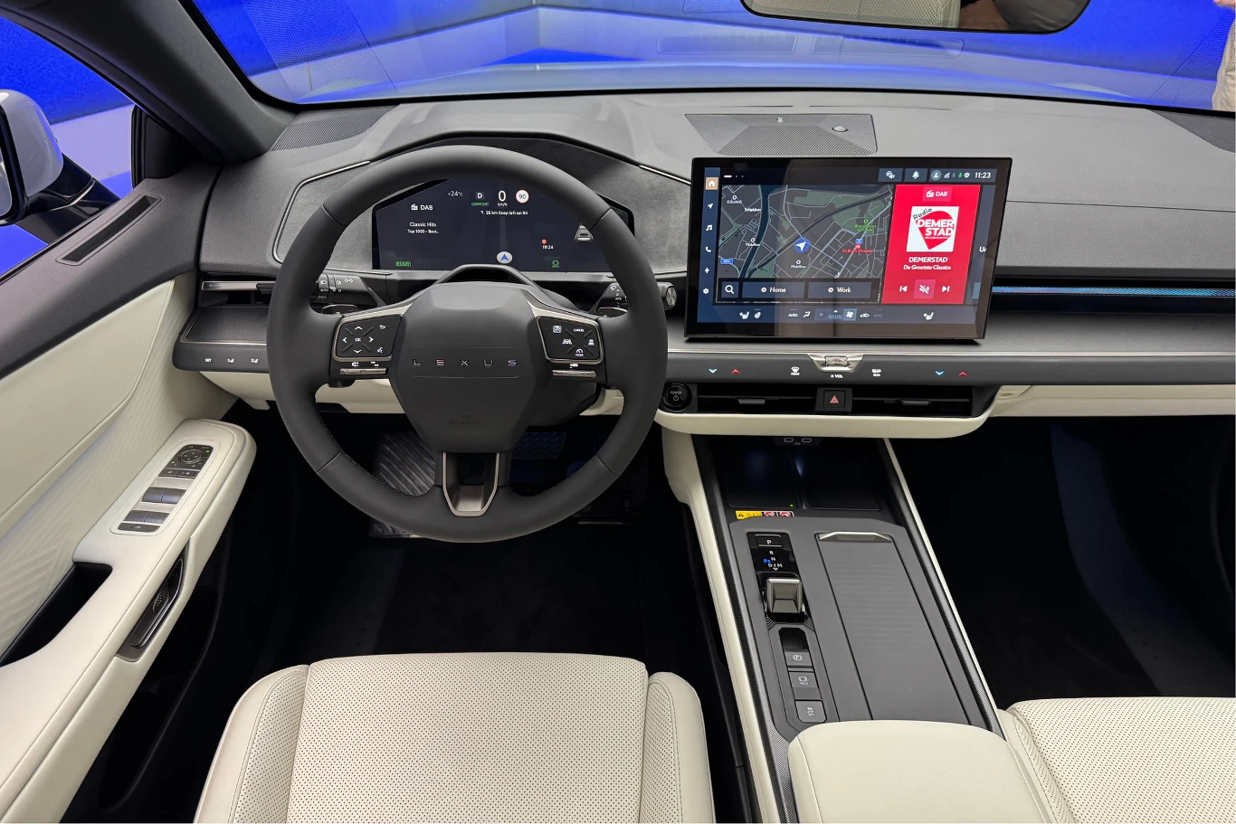 Królują przyciski Hidden Tech, aby zachować "czystość" wnętrza. Nowoczesne wnętrze samochodu z cyfrowym kokpitem, wielofunkcyjną kierownicą oraz dużym ekranem centralnym wyświetlającym nawigację i systemy multimedialne, jasne skórzane fotele oraz minimalistyczny design deski rozdzielczej.
