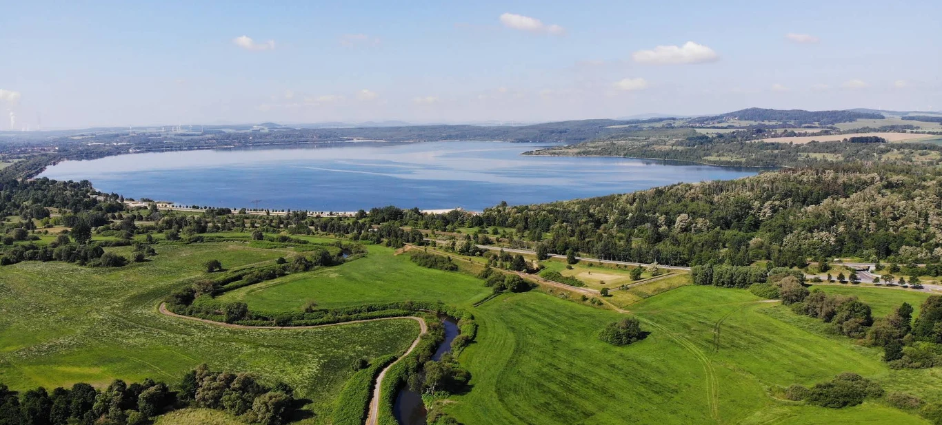 Berzdorfer See to jezioro nieopodal niemiecko-polskiej granicy, nad które z Wrocławia dojedziesz już w dwie godziny. Berzdorfer See to jezioro nieopodal niemiecko-polskiej granicy, nad które z Wrocławia dojedziesz już w dwie godziny.