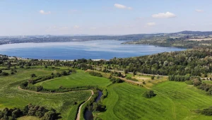 Mało znane jezioro w okolicy Wrocławia. Wypoczniesz tam, jak nad morzem 