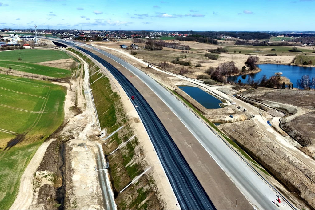Jeszcze latem tego roku kierowcy skorzystają z Obwodnicy Metropolii Trójmiejskiej między Chwaszczynem i Żukowem. Jeszcze latem tego roku kierowcy skorzystają z Obwodnicy Metropolii Trójmiejskiej między Chwaszczynem i Żukowem.