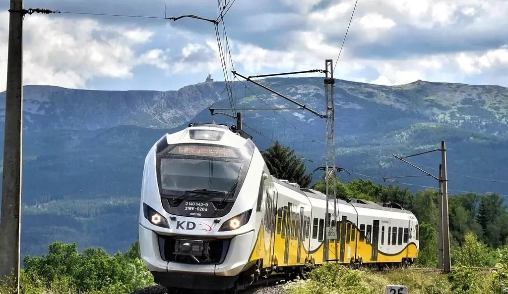 Pociągiem z Wrocławia do Czech przez cały rok. Nie tylko sezonowo. Pociągiem z Wrocławia do Czech przez cały rok. Nie tylko sezonowo.