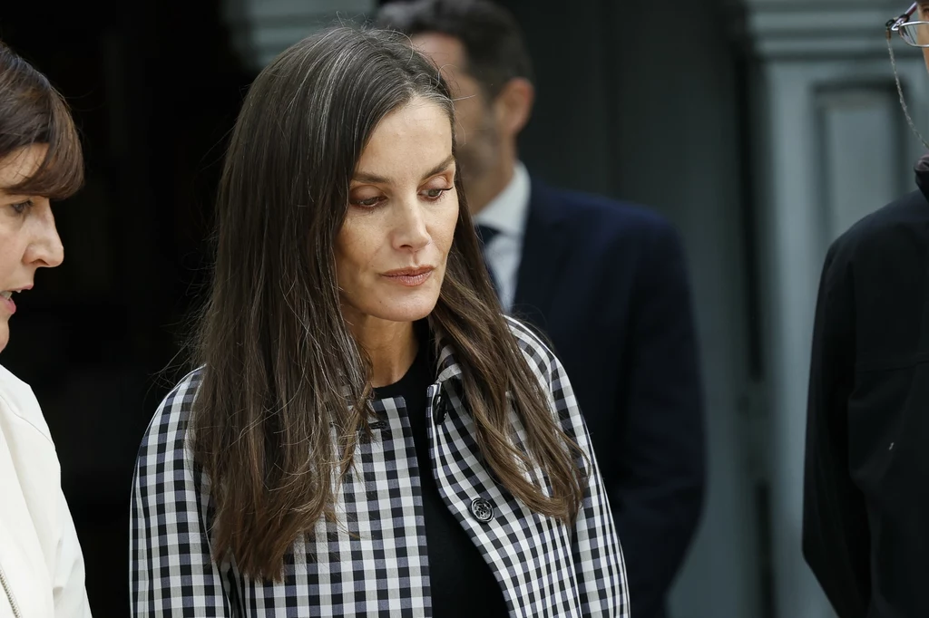Królowa Letycja zachwyciła na targach książki w Madrycie. Modny płaszcz przyciągał wzrok Królowa Letycja zachwyciła na targach książki w Madrycie. Modny płaszcz przyciągał wzrok