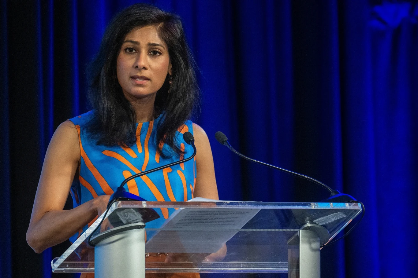 Gita Gopinath, pierwsza zastępczyni dyrektora zarządzającego MFW, wezwała Donalda Trumpa do redukcji deficytów fiskalnych i rozwiązania problemu stale rosnącego zadłużenia Gita Gopinath, pierwsza zastępczyni dyrektora zarządzającego MFW, wezwała Donalda Trumpa do redukcji deficytów fiskalnych i rozwiązania problemu stale rosnącego zadłużenia