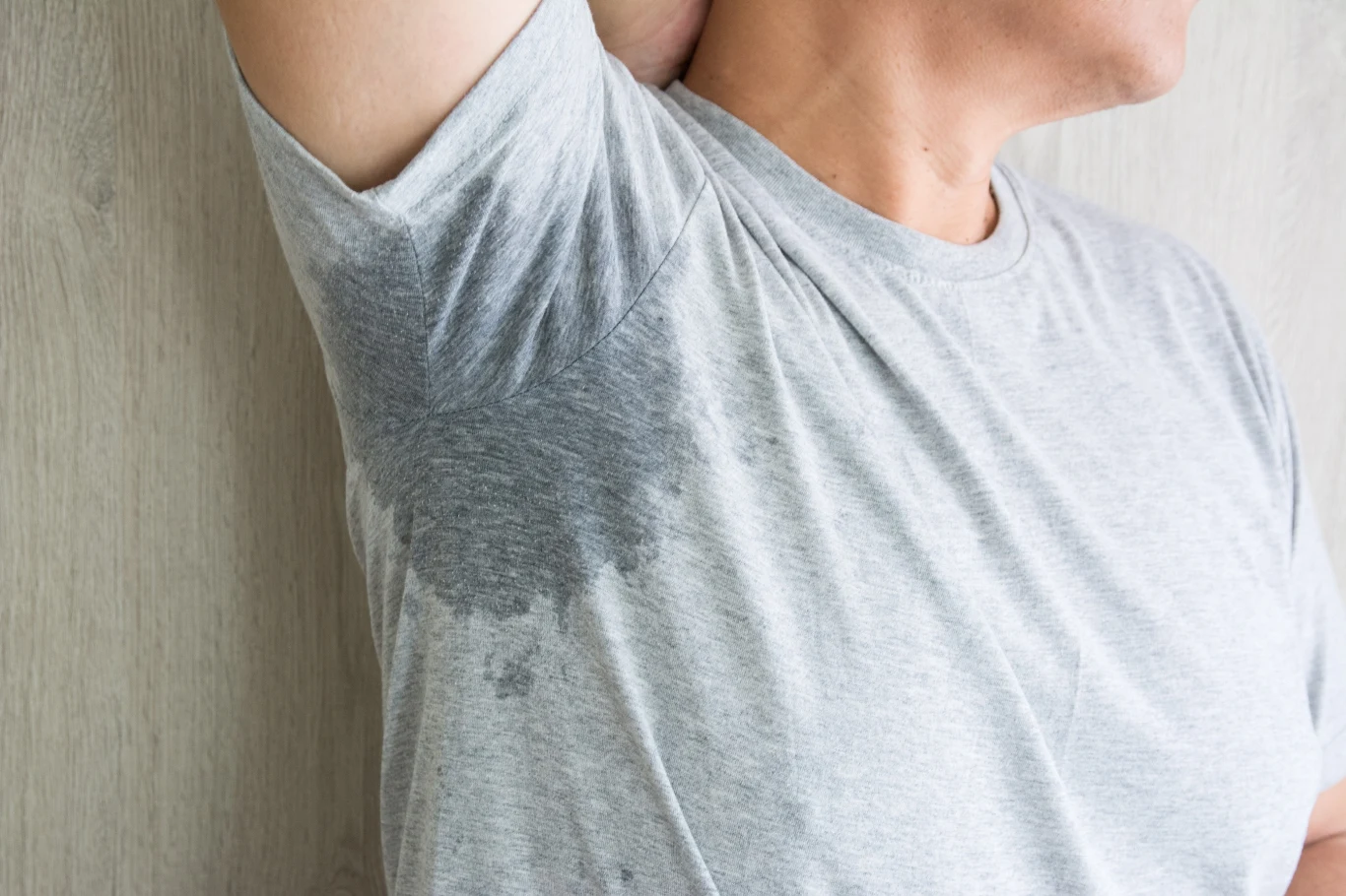 Mokre plamy pod pachami to wstydliwy problem. Jak sobie można z nim poradzić?
