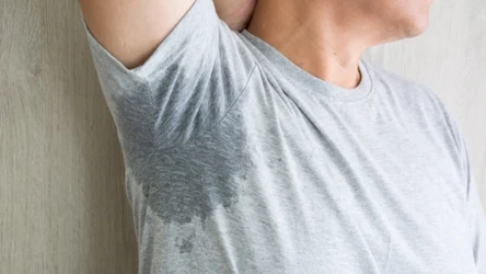 Mokre plamy pod pachami to wstydliwy problem. Jak sobie można z nim poradzić?