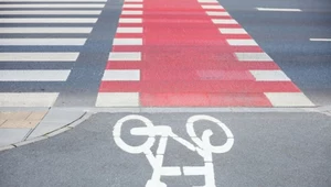 Czerwone pasy dla rowerzystów - kto ma na nich pierwszeństwo?
