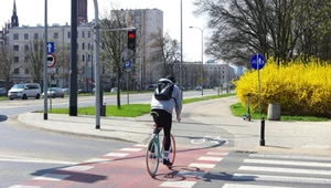 Rowerzysta i kierowca spotykają się na przejeździe. Nawet policja ma z tym problem