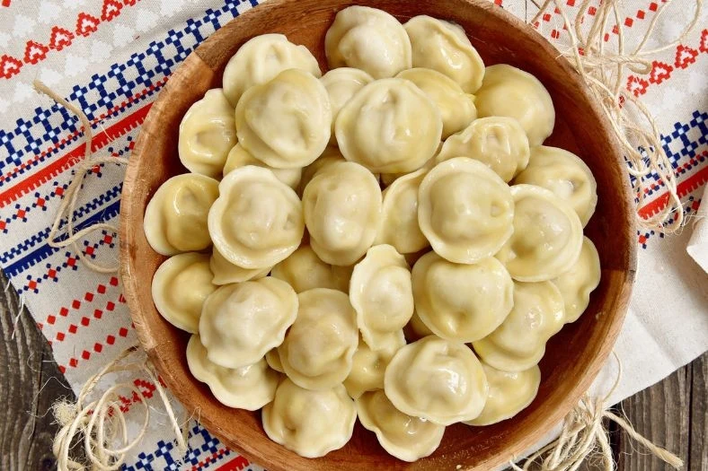 Kołduny litewskie są wypełnione soczystym mięsnym farszem