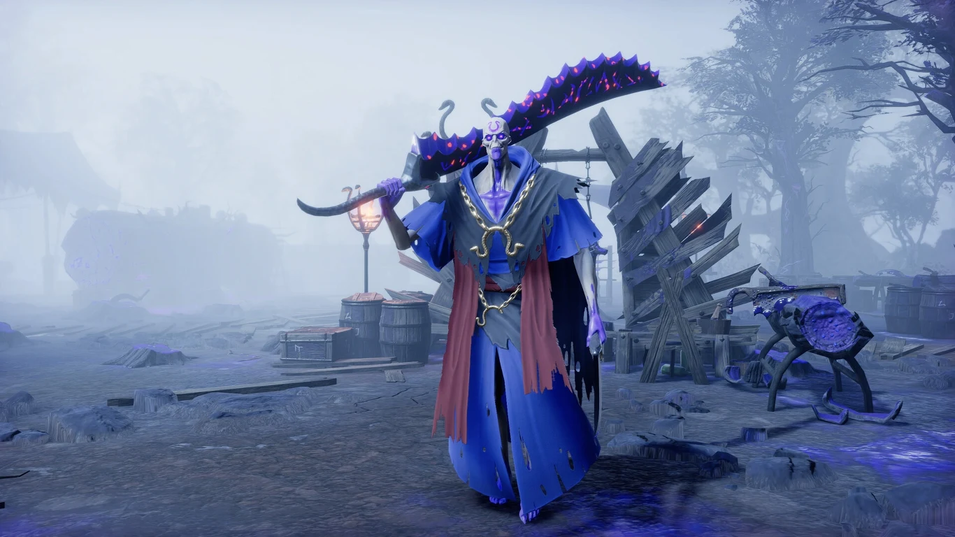 V Rising - screen z gry Fantazyjna postać o niebieskiej skórze i demonicznych cechach, ubrana w niebieski strój, trzyma dużą, ozdobną broń na ramieniu, stojąca na tle mglistej, zrujnowanej wioski z elementami drewnianymi i rozproszonymi beczkami.