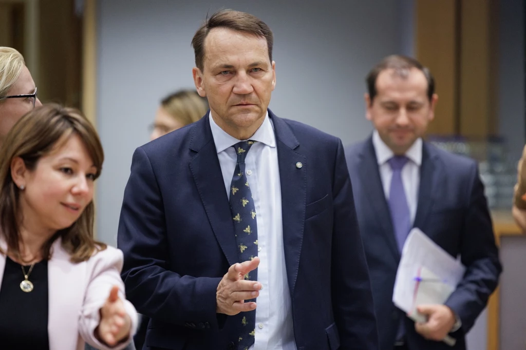 Szef MSZ Radosław Sikorski w Brukseli na spotkaniu ministrów dyplomacji