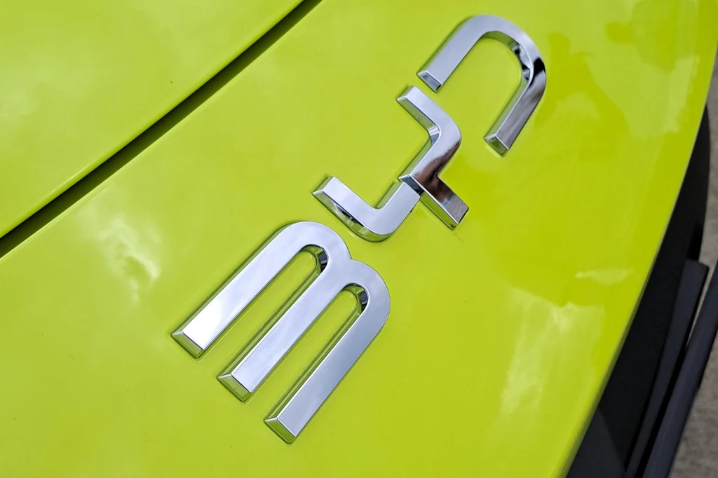 BYD Dolphin Surf dostępny jest w trzech wersjach wyposażenia. Chromowany emblemat 500 umieszczony na limonkowej powierzchni pojazdu, wyraźnie kontrastujący z lakierem auta
