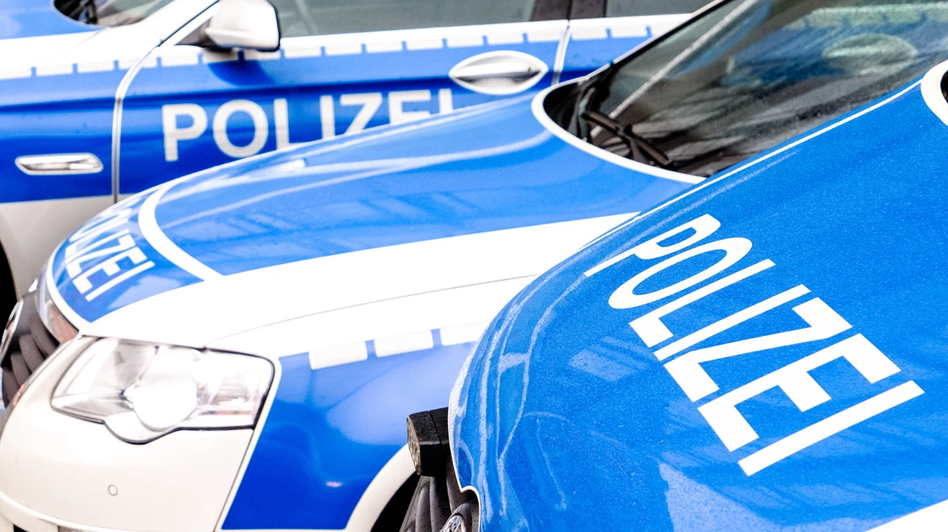 O wypadku poinformowała lokalna policja. Zdj. ilustracyjne Kilka niemieckich radiowozów policyjnych w kolorze niebiesko-białym zaparkowanych w rzędzie, z wyraźnym napisem POLIZEI na maskach samochodów.