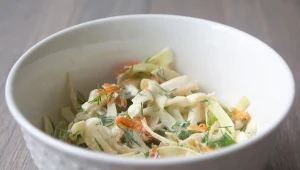 Surówka nowojorska to przekąska z młodej kapusty