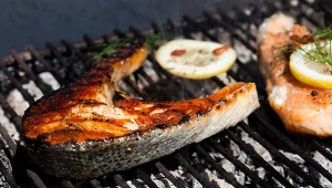 Tak przygotujesz smaczną i soczystą rybę z grilla. Każda kiełbasa się przy niej schowa