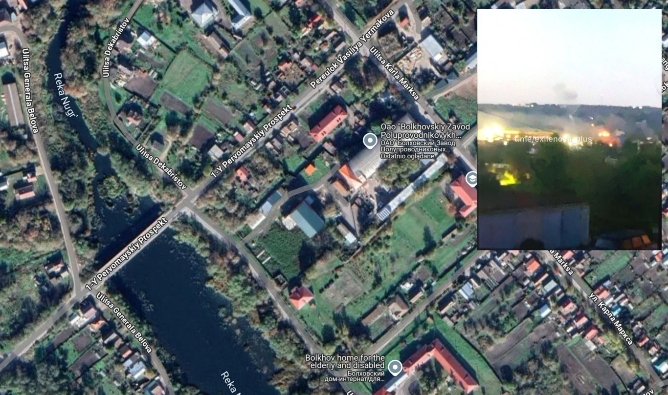 Skoordynowany atak na rosyjski przemysł zbrojeniowy. Ukraina uderza w Bołchowie Fragment mapy satelitarnej miasta z widocznymi ulicami, mostem przez rzekę oraz dużą ilością zieleni, w prawym górnym rogu umieszczone zdjęcie nocne ukazujące pożar lub silne światła i dym na horyzoncie.
