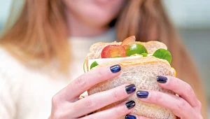 Oto dlaczego warto rozpoczynać dzień od śniadania. Wyjaśniamy też, kiedy jest na nie najlepsza pora