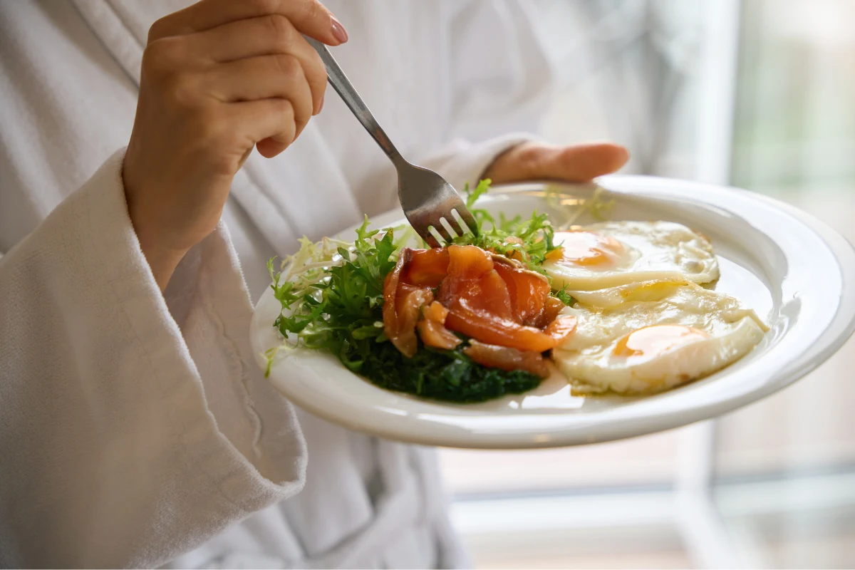Śniadanie, które budzi mózg, powinno byc pełne białka, zdrowego tłuszczu i blonnika. Jajka warzywa i ryba będą idealne Śniadanie, które budzi mózg, powinno byc pełne białka, zdrowego tłuszczu i blonnika. Jajka warzywa i ryba będą idealne