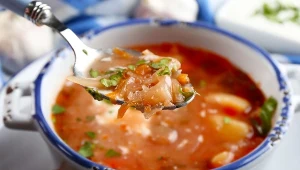 Zupa z młodej kapusty jest delikatna i pełna wartościowych składników odżywczych