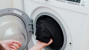 Weź z kuchni i dosyp do prania. Czarne ubrania nie będą blaknąć