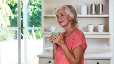 Sok z żurawiny polecany jest dla seniorów. Jakie posiada właściwości?