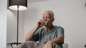 Szklanka wody tuż przed snem - hit czy kit? Ekspertka stawia sprawę jasno