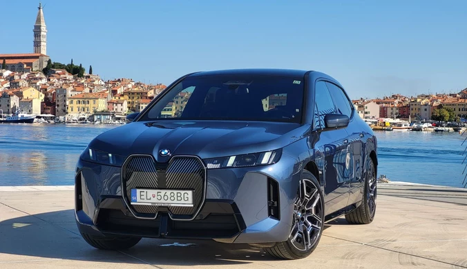 BMW iX xDrive60 miażdży zasięgiem. Cena? Spadła o prawie 50 tys. zł