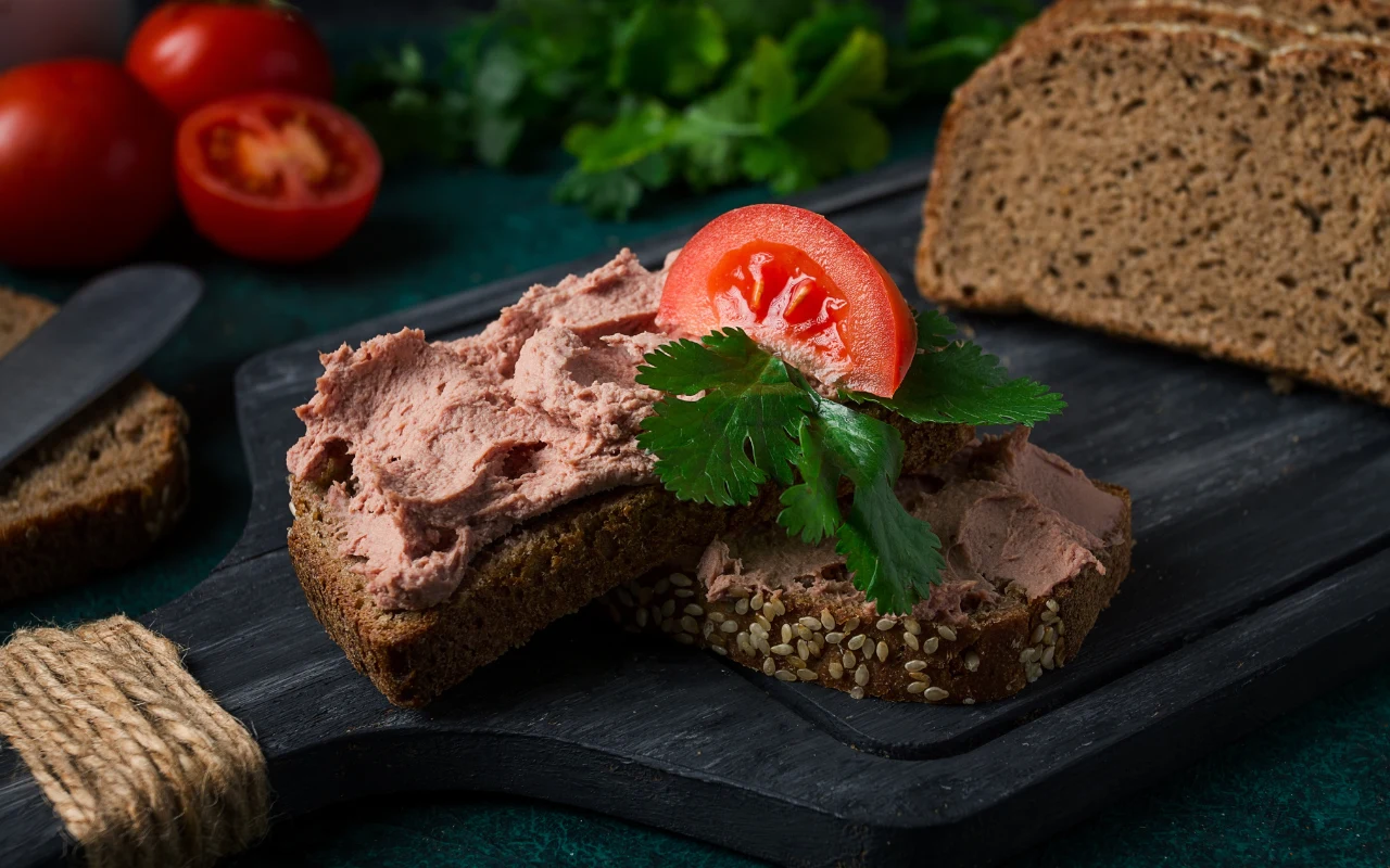 Wyrazista pasta z warzyw i mięsa z rosołu