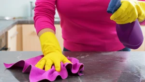 Blat kuchenny będzie lśnił czystością. Wystarczy, że zmieszasz to z wodą