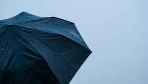 Ściana deszczu przejdzie przez Polskę. W niektórych regionach również grad i śnieg. IMGW z ostrzeżeniami
