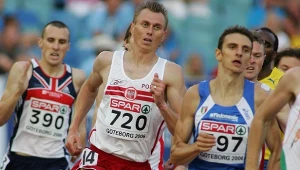 Mirosław Formela (nr 720) zmarł w wieku 46 lat. Był piąty w halowych mistrzostwach świata w 2004 roku w biegu na 1500 metrów