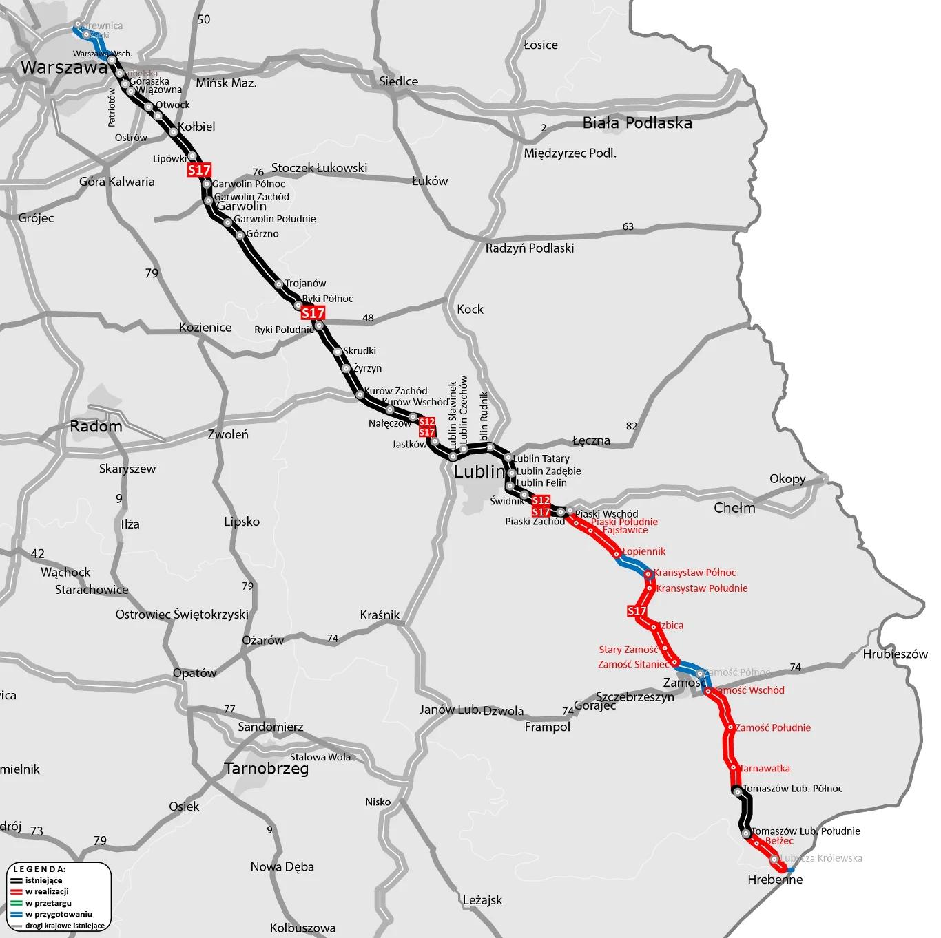 Mapa tras kolejowych pomiędzy Warszawą, Lublinem, a granicą z Ukrainą, z oznaczonymi stacjami, przystankami i zaznaczeniem linii kolejowych w różnych kolorach wskazujących różne odcinki szlaków oraz przebudowywane fragmenty.