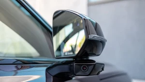 Lusterka w samochodzie mają ukryte funkcje. Wystarczy ruch ręką.