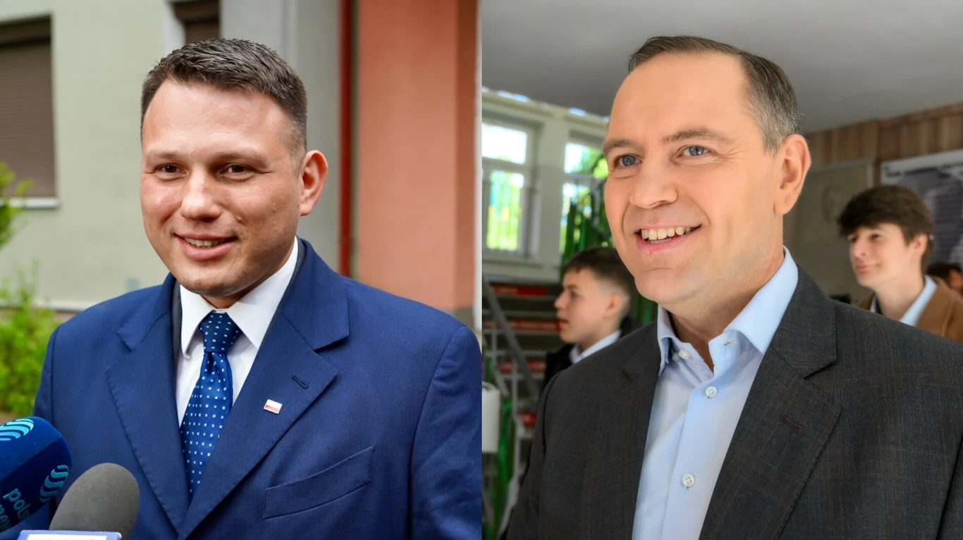 Sławomir Mentzen rozmawiał z Karolem Nawrockim Dwóch mężczyzn ubranych w garnitury, uśmiechniętych, stojących osobno w różnych wnętrzach, w tle widoczne fragmenty pomieszczeń oraz inne osoby, lecz głównym elementem są ich twarze.