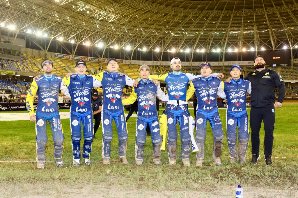Zawodnicy KS Toruń dziękują kibicom za doping Zawodnicy KS Toruń dziękują kibicom za doping