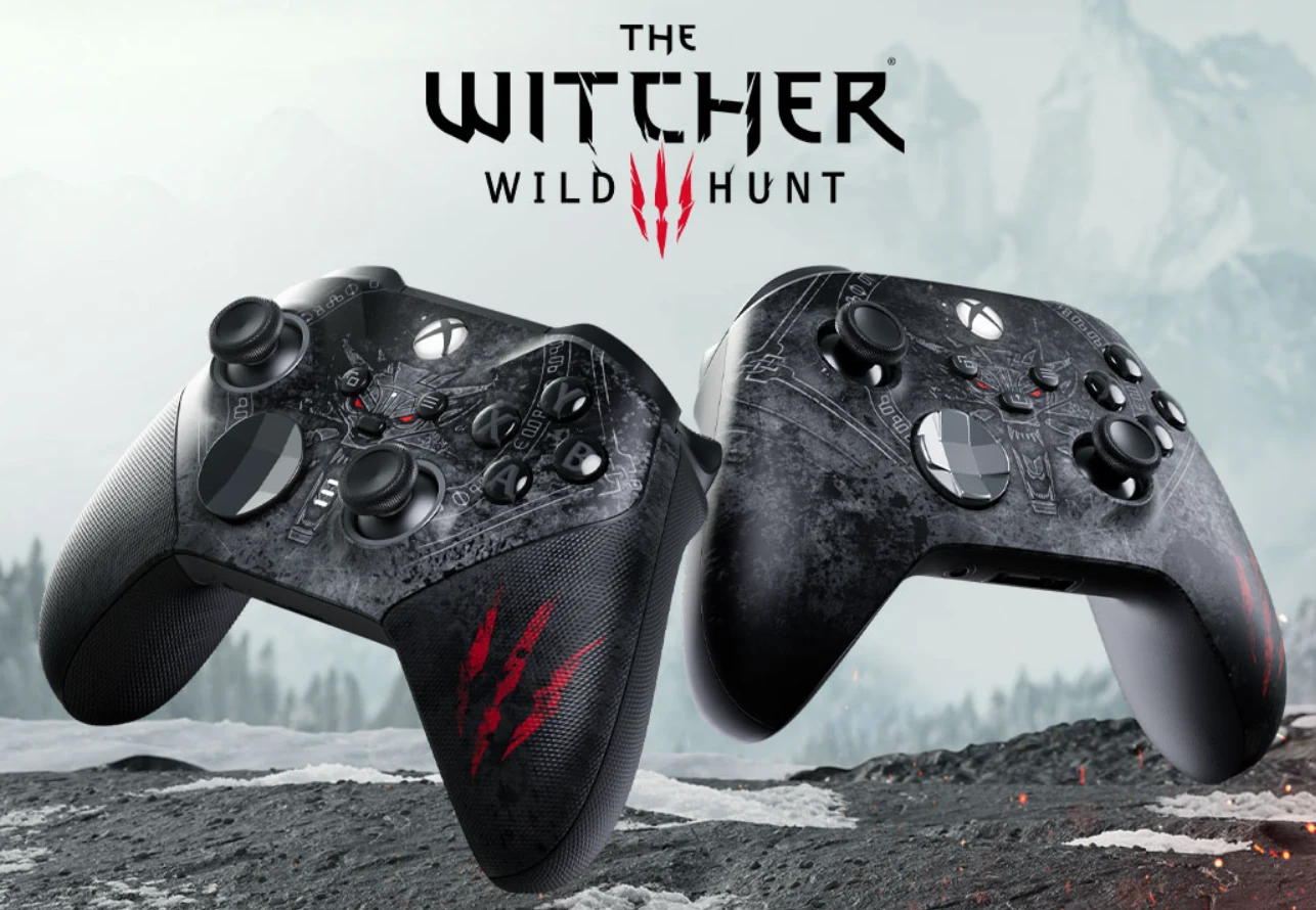 Kontrolery Xbox ze świata Wiedźmina podbiją serca fanów? Dwa czarne kontrolery do konsoli z motywem gry Wiedźmin 3 Dziki Gon, ozdobione czerwonymi pazurami oraz grafiką związaną z grą, na tle górskiej, mroźnej scenerii z logo gry u góry.