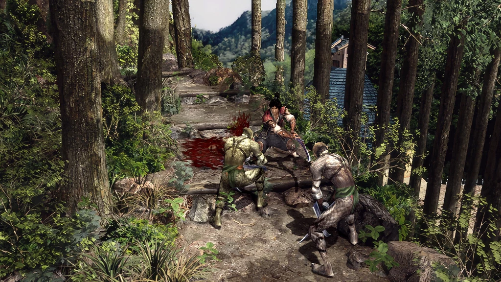 Onimusha 2: Samurai’s Destiny Remastered Leśna ścieżka otoczona drzewami, na której postać ubrana niczym wojownik walczy z dwoma potworami, jeden z nich pokonany leży na ziemi w kałuży krwi