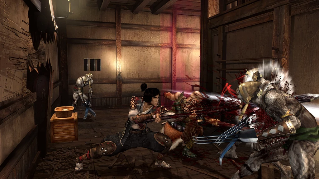 Onimusha 2: Samurai’s Destiny Remastered Wnętrze budynku w stylu japońskim, gdzie wojownik w zbroi walczy z kilkoma przeciwnikami, bijąc jednego z nich mieczem i powodując rozpryski krwi, podczas gdy w tle kolejny wojownik nadchodzi do walki.