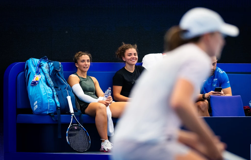 Sara Errani (siedzi z lewej) prawdopodobnie zagrała w Paryżu ostatni singlowy mecz w karierze Sara Errani (siedzi z lewej) prawdopodobnie zagrała w Paryżu ostatni singlowy mecz w karierze