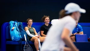 Sara Errani (siedzi z lewej) prawdopodobnie zagrała w Paryżu ostatni singlowy mecz w karierze