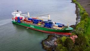Norwegia. Kontenerowiec osiadł na mieliźnie tuż obok domu
