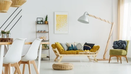 Posadzka żywiczna w salonie może być dobrą alternatywą dla paneli 