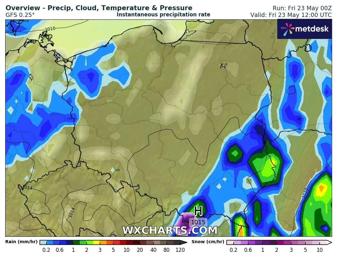 Mapa pogodowa Polski przedstawiająca prognozowane opady, zachmurzenie oraz ciśnienie atmosferyczne, z wyraźnie zaznaczonymi strefami opadów na wschodzie i południu kraju, oraz symbolem wysokiego ciśnienia w południowej części.